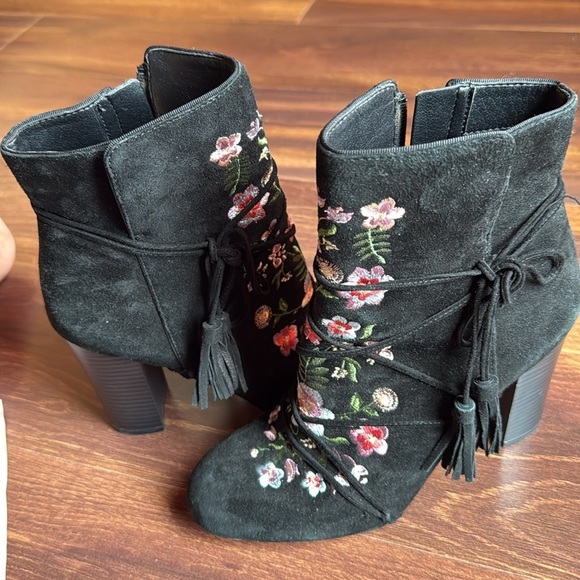 Sam Edelman Black Heeled Suede Boots with Floral Embroidery Size 7 - Picture 5 of 11